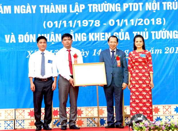Phó Chủ tịch UBND tỉnh Trần Đức Quý trao Bằng khen của Thủ tướng Chính Phủ cho Trường PTDT Nội trú huyện Xín Mần.