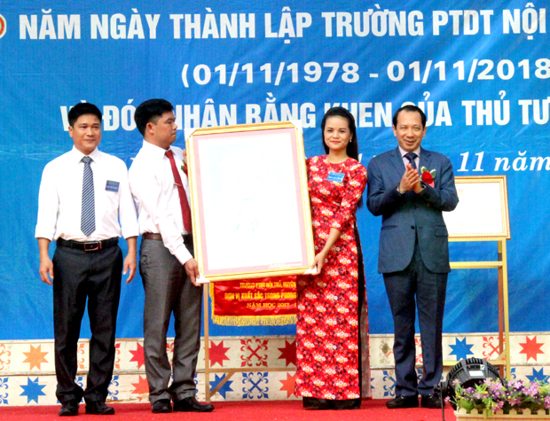 Thay mặt lãnh đạo tỉnh, đồng chí Trần Đức Quý, Phó Chủ tịch UBND tỉnh tặng quà chúc mừng Trường PTDT Nội trú huyện Xín Mần.