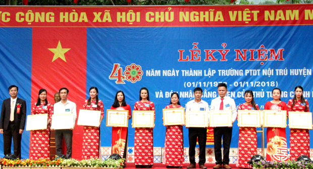 Lãnh đạo huyện Xín Mần tặng Giấy khen cho tập thể và cá nhân có thành tích xuất sắc trong phong trào thi đua.