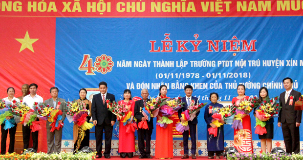  Lãnh đạo huyện Xín Mần tặng hoa tri ân các thế hệ nhà giáo của trường.