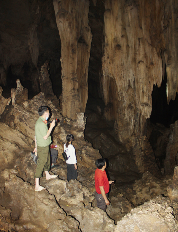 Bên trong hang Thiên Thủy khá rộng với nhiều thạch nhũ nhiều hình khối.