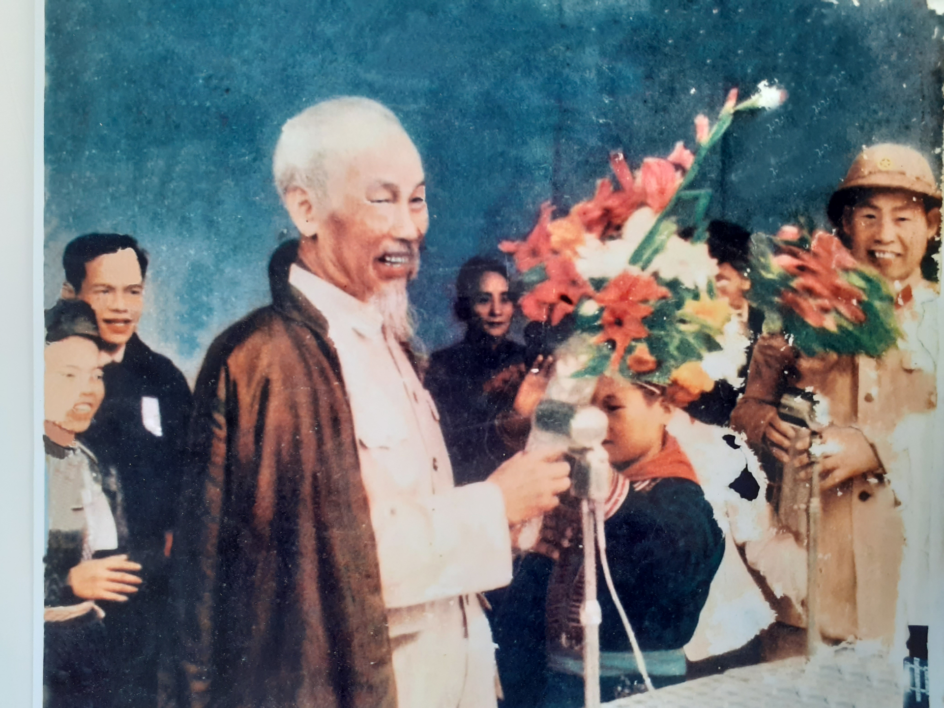 Thiếu nhi Hà Giang tặng Bác Hồ bó hoa trong buổi mít tinh trọng thể chào mừng Hồ Chủ tịch tại sân vận động thị xã Hà Giang, sáng 27.3.1961