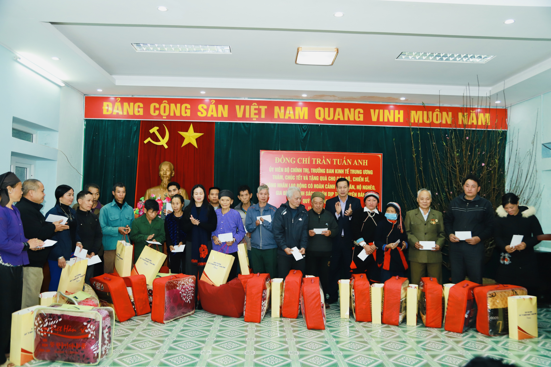 Chủ tịch UBND tỉnh Nguyễn Văn Sơn cùng đại diện T.Ư MTTQ Việt Nam tặng quà các gia đình chính sách