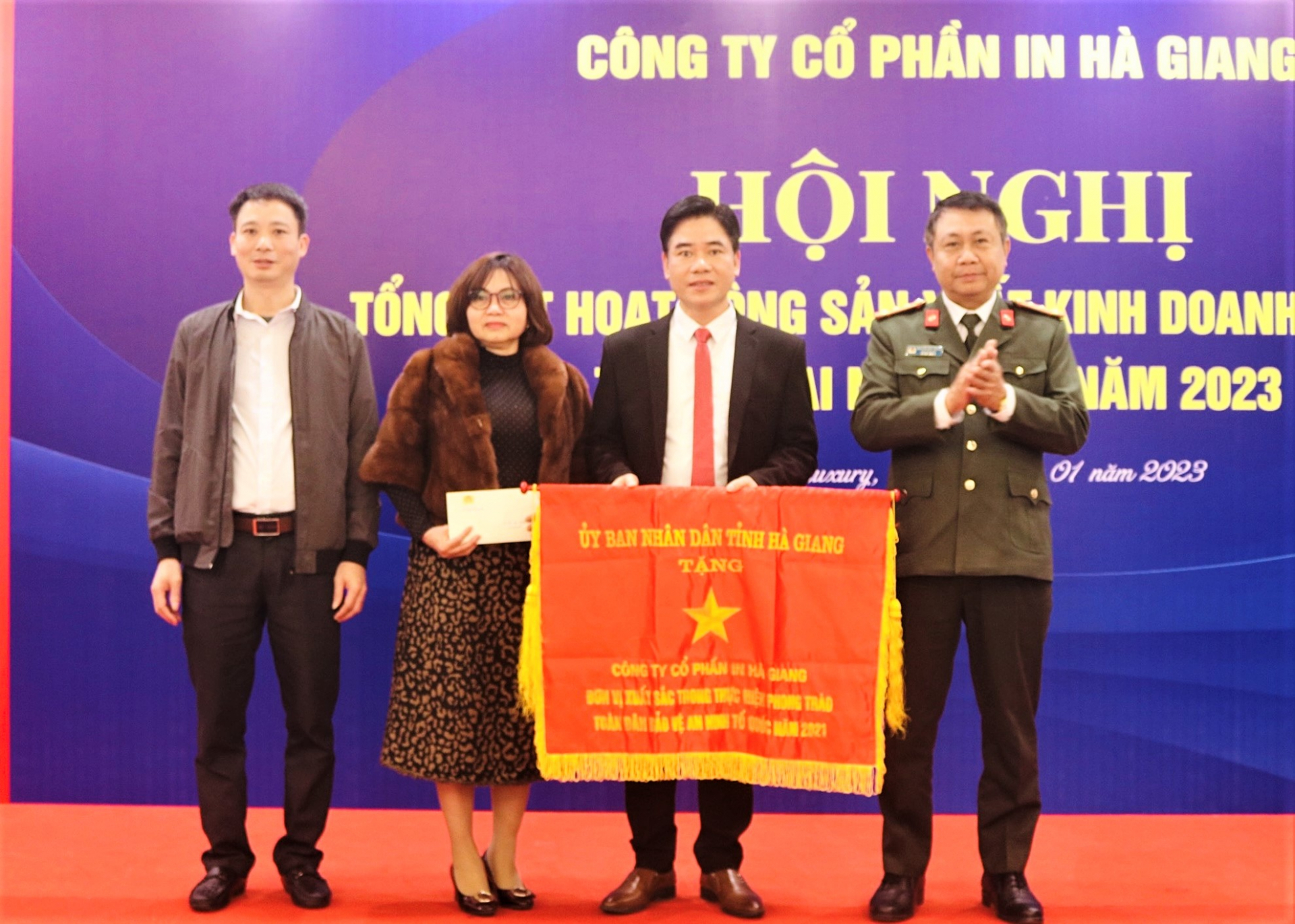 Lãnh đạo Công an tỉnh Hà Giang trao Cờ thi đua cho Công ty Cổ phần In vì có thành tích xuất sắc trong phong trào Toàn dân bảo vệ an ninh Tổ quốc
