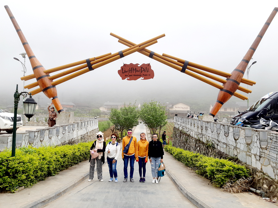 Du khách tham quan Làng Văn hóa du lịch cộng đồng dân tộc Mông, thôn Pả Vi Hạ, xã Pả Vi.
