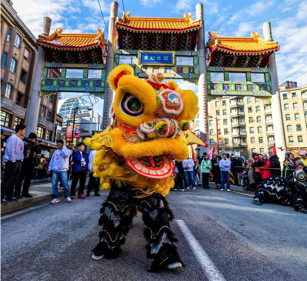 Múa lân tại khu phố người Hoa ở Vancouver (Canada).