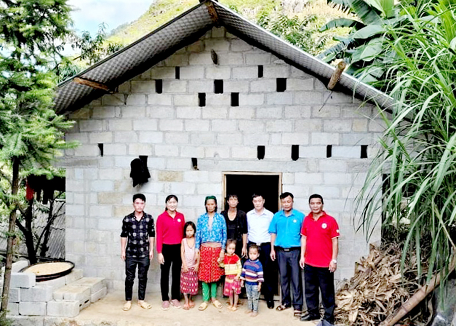 Hội Chữ thập đỏ tỉnh, huyện trao nhà cho gia đình ông Hờ Mí Lùng, thôn Làng Tỉnh Dào, xã Lũng Pù.