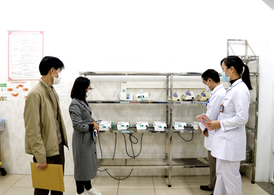 Cán bộ Sở Y tế kiểm tra máy móc, trang thiết bị phục vụ công tác khám, chữa bệnh tại Bệnh viện Đa khoa tỉnh.
