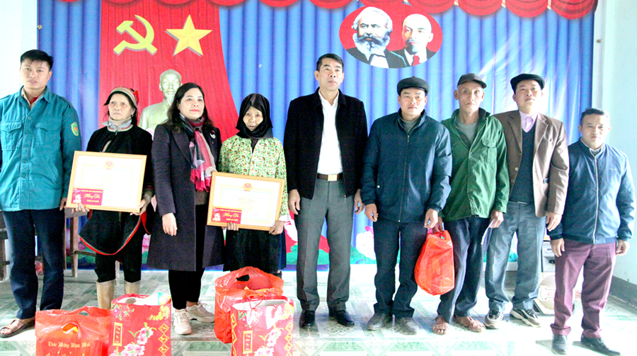 Lãnh đạo huyện Yên Minh tặng quà Tết tại xã Ngam La.