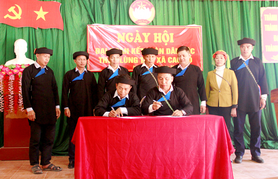 Người dân thôn Lùng Tao, xã Cao Bồ (Vị Xuyên) ký cam kết gương mẫu xóa bỏ hủ tục
