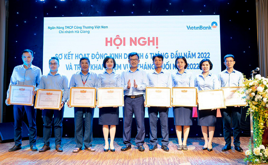 Giám đốc VietinBank Hà Giang Nguyễn Thành Long trao Giấy khen cho các cá nhân có thành tích xuất sắc.