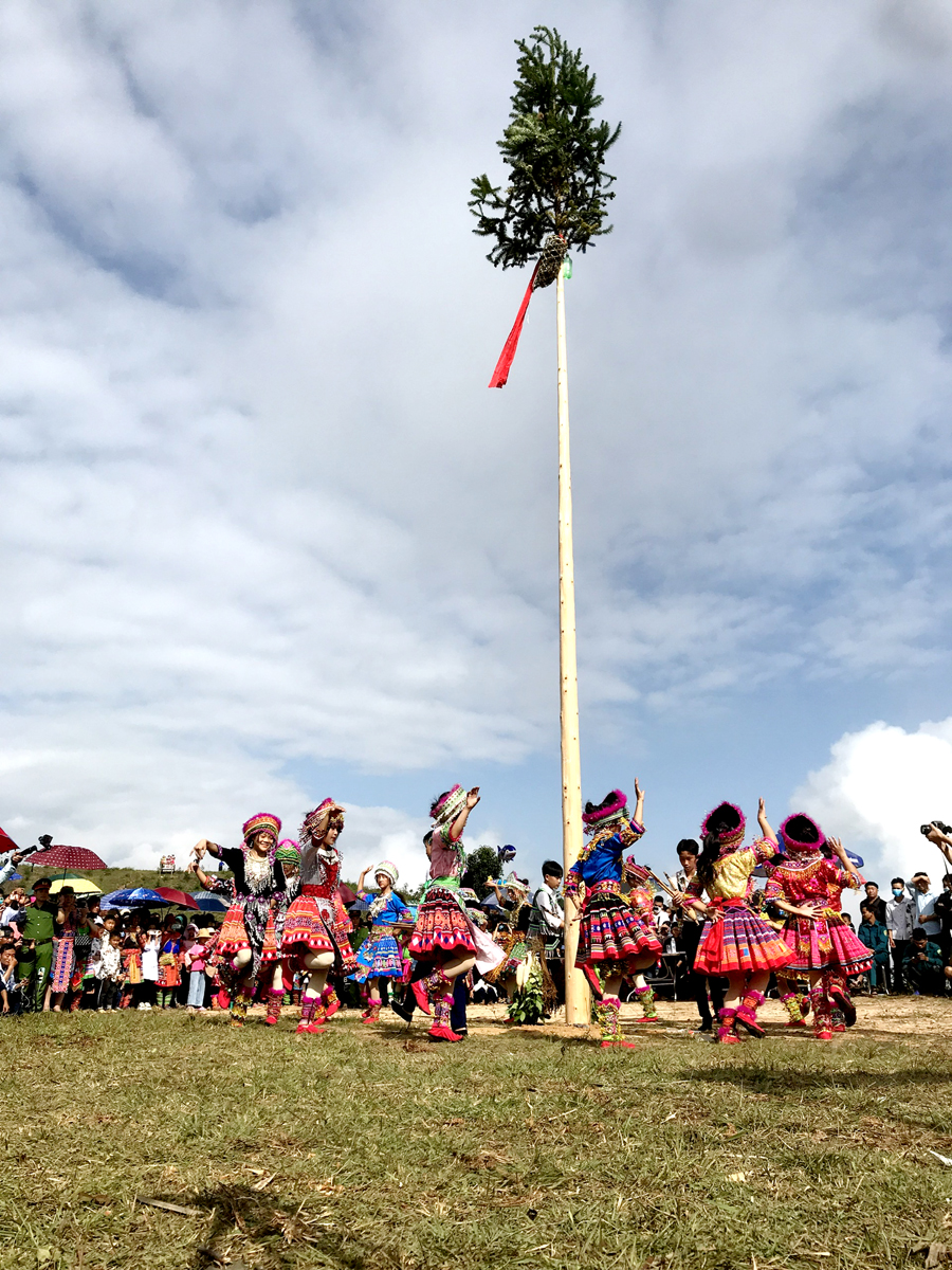 Lễ hội Gầu tào dân tộc Mông thu hút đông đảo du khách tham gia trải nghiệm.

