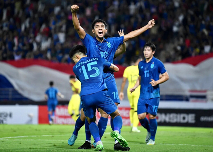 Teerasil Dangda (số 10) mừng bàn mở tỷ số vào lưới Malaysia ở bán kết lượt về AFF Cup 2022 tối 10/1/2023 trên sân Thammasat, tỉnh Pathum Thani, Thái Lan.