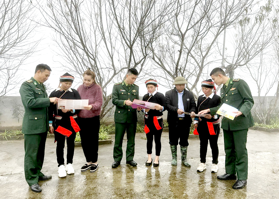 Cán bộ, chiến sĩ Đồn Biên phòng Cửa khẩu Quốc tế Thanh Thủy tuyên truyền, vận động người dân thôn Nhìu Sang tích cực phát triển kinh tế, bảo vệ an ninh vùng biên.