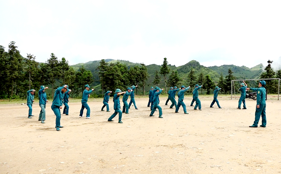 Lực lượng dân quân, tự vệ xã Xín Mần tham gia huấn luyện võ thuật.
