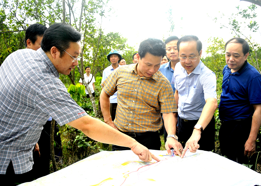 Bí thư Tỉnh ủy Đặng Quốc Khánh và lãnh đạo các sở, ngành cùng Ban quản lý Dự án Đầu tư công trình giao thông tỉnh khảo sát bản đồ Dự án đường cao tốc Tuyên Quang – Hà Giang (giai đoạn 1).