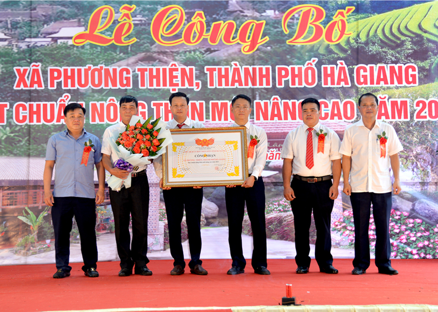 Phó Bí thư Thường trực Thành ủy và Chủ tịch UBND thành phố Hà Giang trao Bằng công nhận đạt chuẩn Nông thôn mới nâng cao cho xã Phương Thiện.
