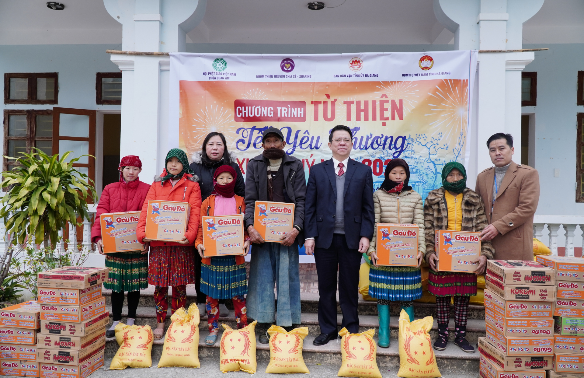 Trưởng Ban Dân vận Tỉnh ủy tặng quà Tết cho hộ nghèo xã Niêm Tòng.
