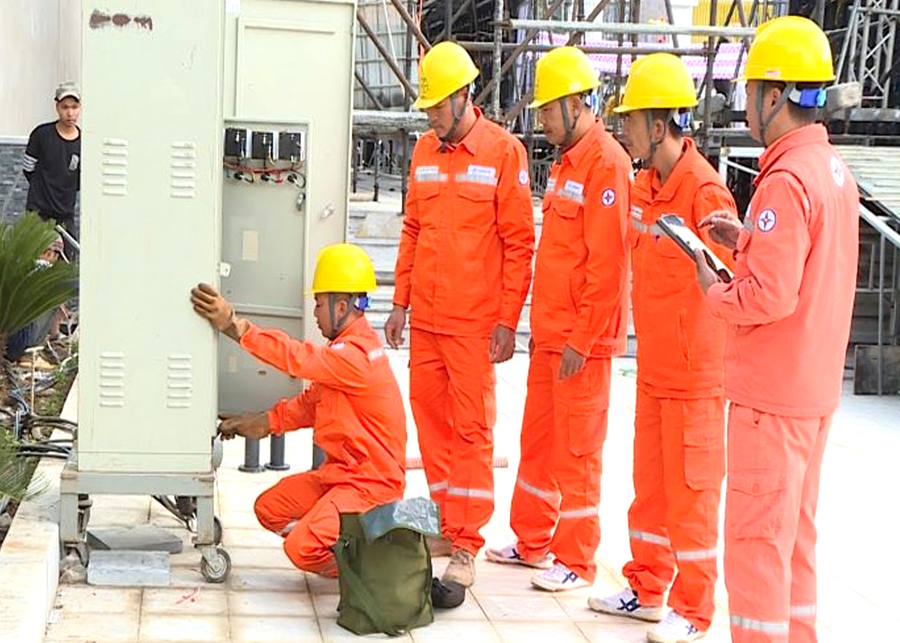 Điện lực Đồng Văn kiểm tra hệ thống điện tại các địa điểm trọng yếu diễn ra các sự kiện trong dịp Tết Nguyên đán. 