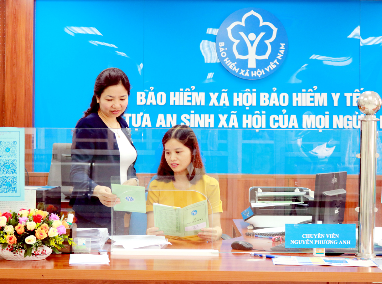 Giám đốc BHXH tỉnh Nguyễn Thị Thanh Hương kiểm tra việc tiếp nhận hồ sơ, giải quyết và trả kết quả tại bộ phận một cửa BHXH tỉnh.