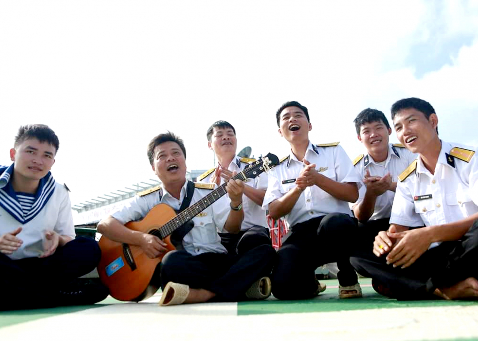 Thượng tá Quân nhân chuyên nghiệp, Nhạc sỹ Nguyễn Hồng Sơn đàn và hát ca khúc mới cùng CBCS Nhà giàn DK1/2. 
												Ảnh: CTV (Nhà giàn DK1)
