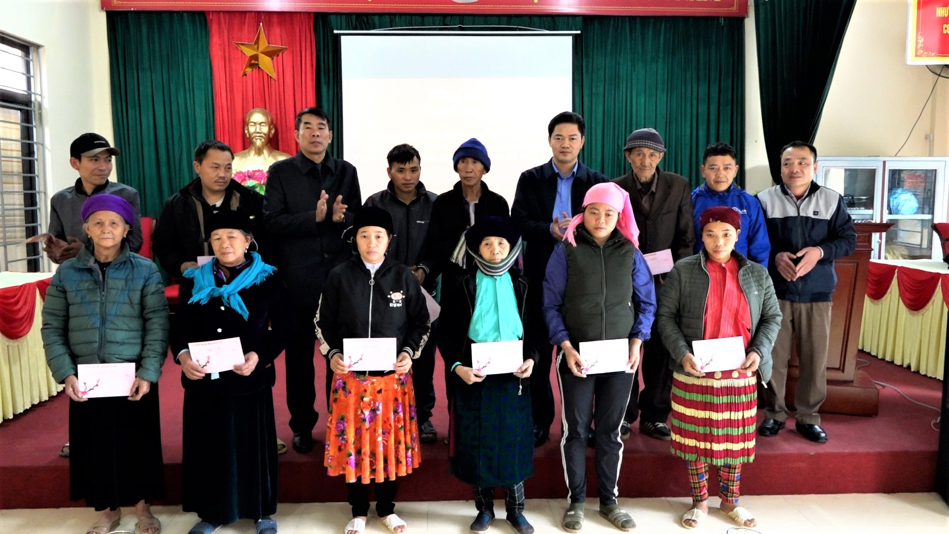 Trưởng ban Tuyên giáo Tỉnh ủy Vũ Mạnh Hà tặng quà cho các gia đình có hoàn cảnh khó khăn xã Hữu Vinh.