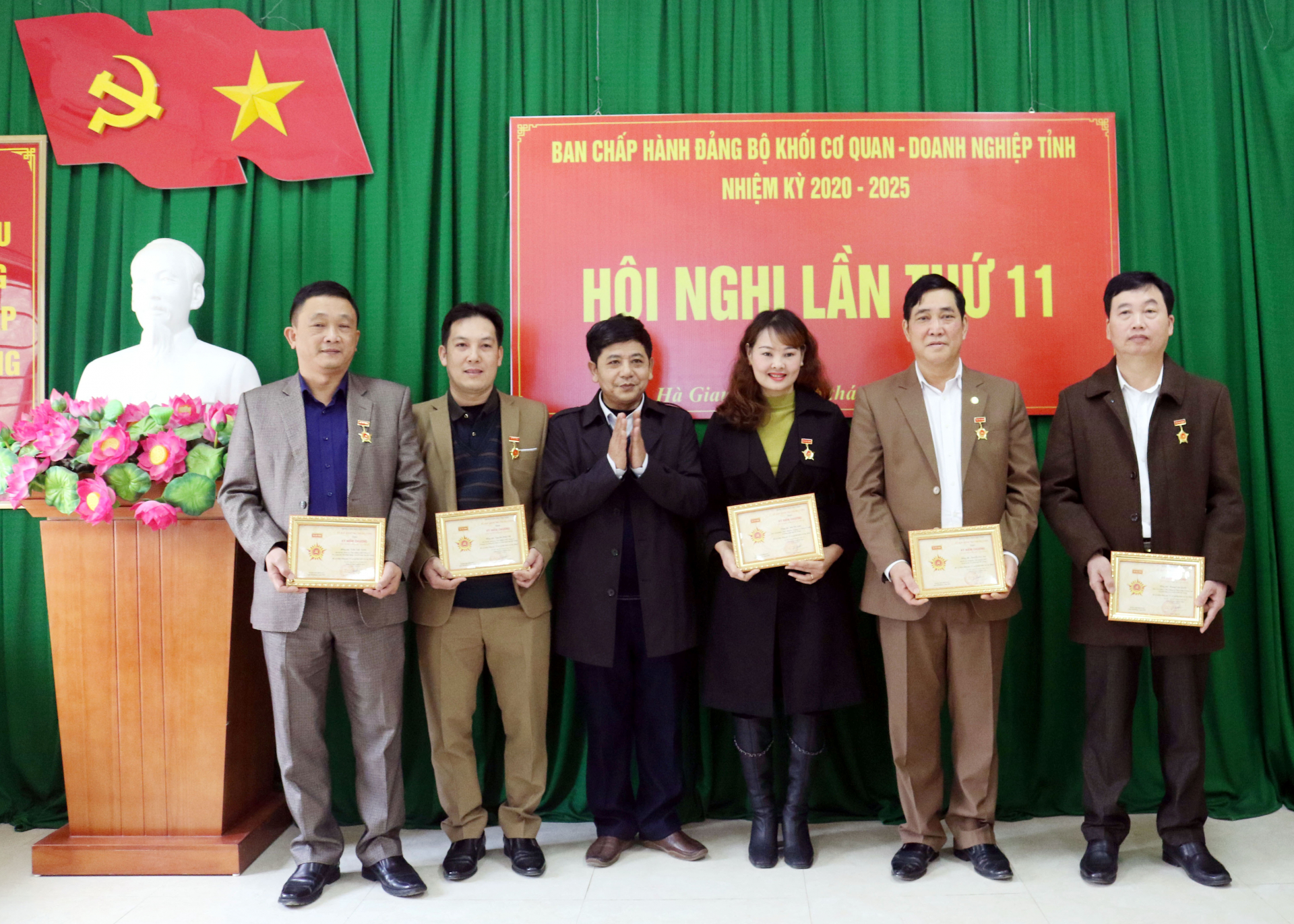 Phó Chủ nhiệm Thường trực UBKT Tỉnh ủy Nguyễn Văn Mão trao Kỷ niệm chương “Vì sự nghiệp Kiểm tra của Đảng cho các cá nhân 