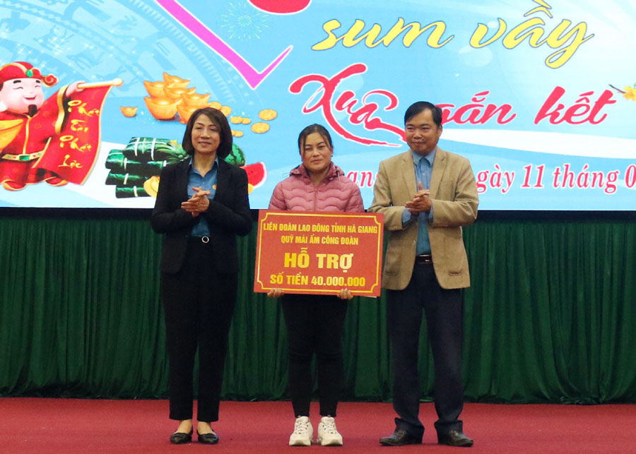 Lãnh đạo LĐLĐ tỉnh và LĐLĐ huyện Quang Bình trao nhà “Mái ấm Công đoàn” cho đoàn viên xã Xuân Minh. 

