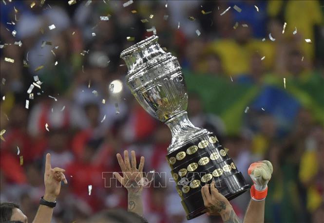 Các cầu thủ Brazil giơ Cúp vô địch Copa America sau khi giành chiến thắng trước đội tuyển Peru trong trận chung kết tại sân vận động Maracana ở Rio de Janeiro, Brazil, ngày 7/7/2019. Ảnh tư liệu: AFP/TTXVN
