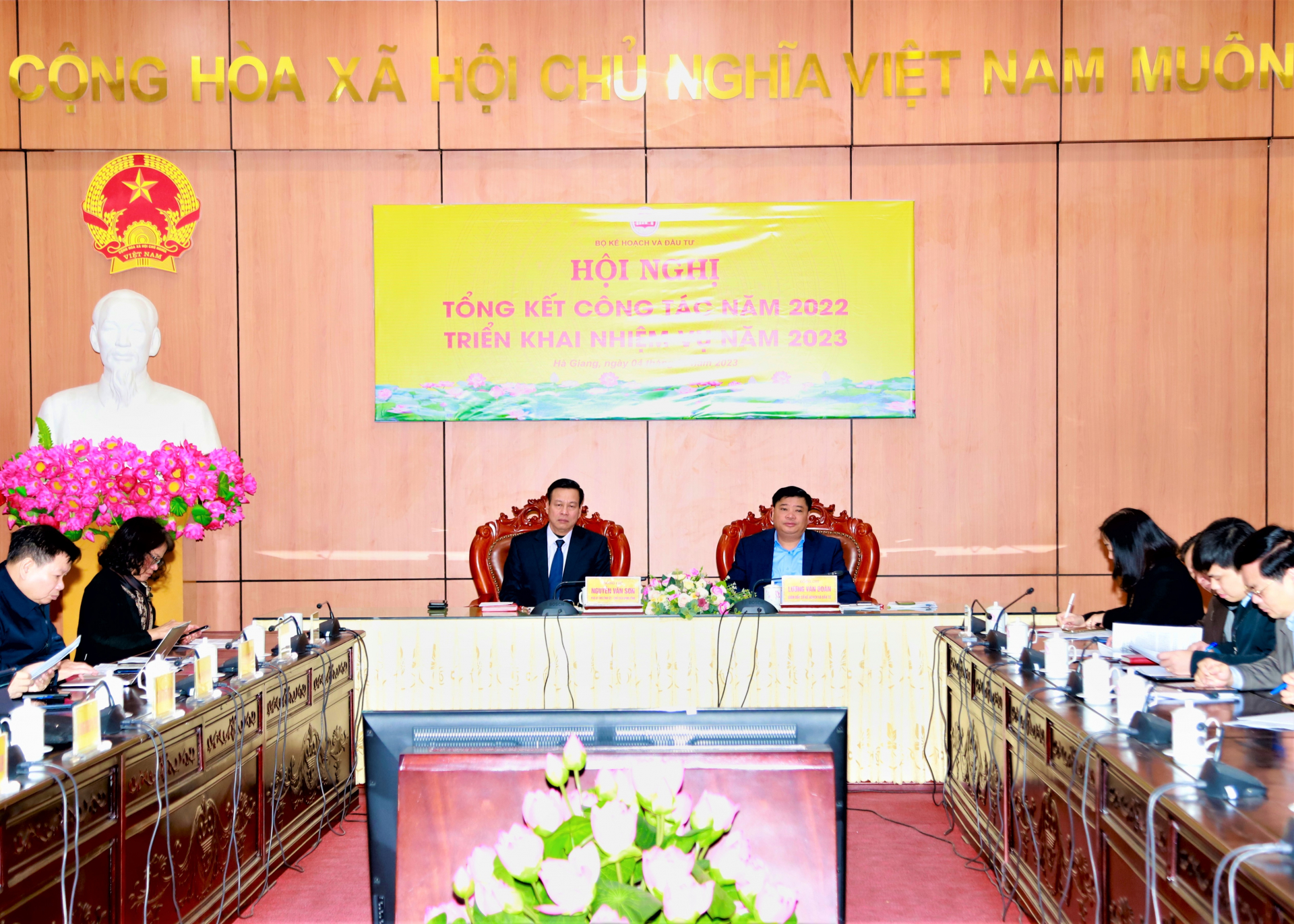 Chủ tịch UBND tỉnh Nguyễn Văn Sơn và Giám đốc Sở KH&ĐT Lương Văn Đoàn dự và chủ trì tại điểm cầu tỉnh