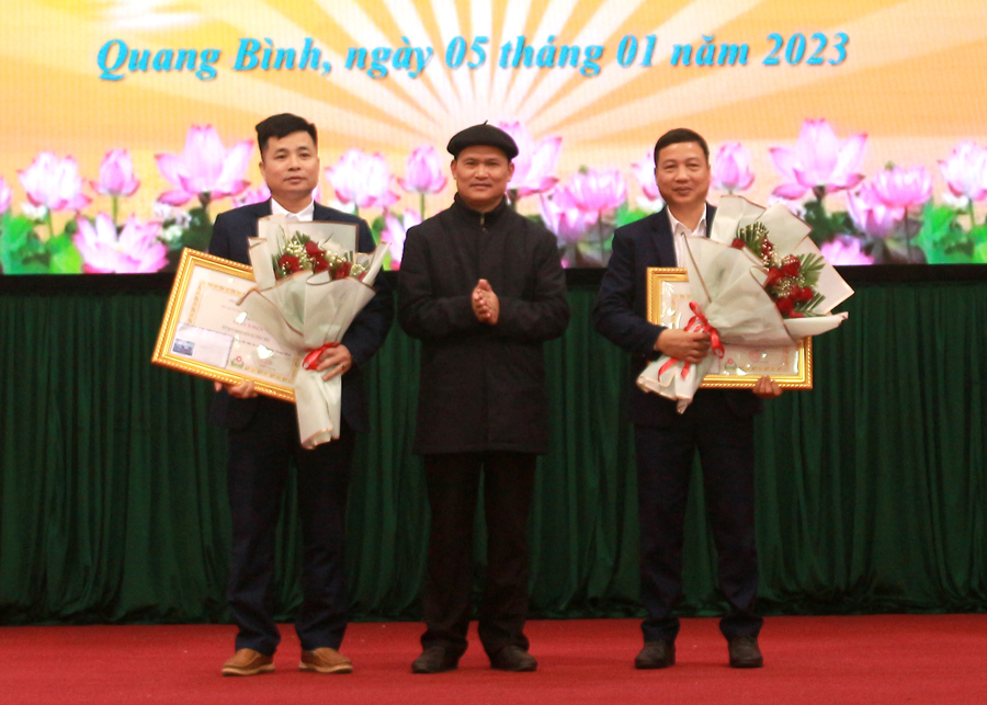 Lãnh đạo huyện Quang Bình trao Giấy khen cho 2 tập thể người có uy tín tiêu biểu trong đồng bào dân tộc thiểu số.