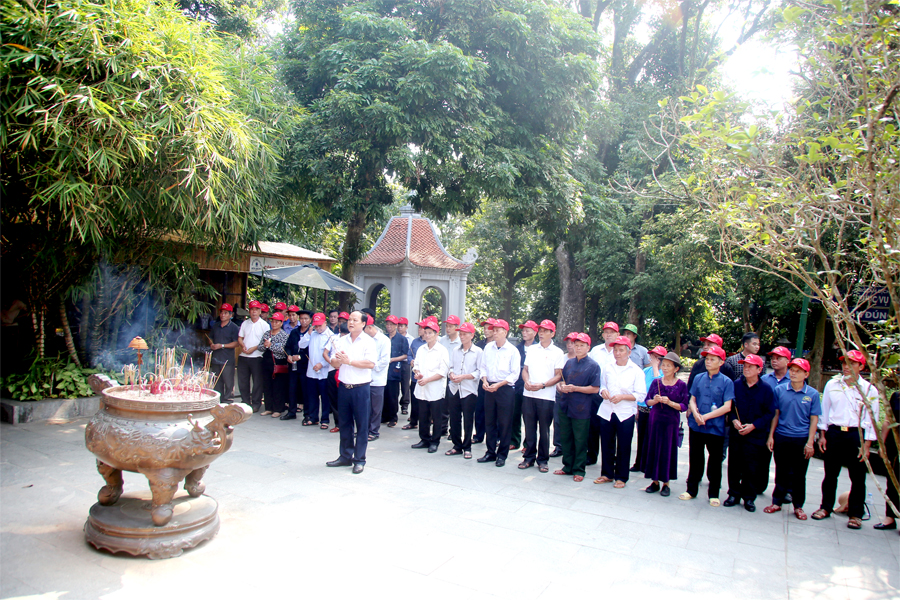 Đoàn đại biểu người có uy tín tiêu biểu của tỉnh hành trình về nguồn tại Đền Hùng (Phú Thọ).