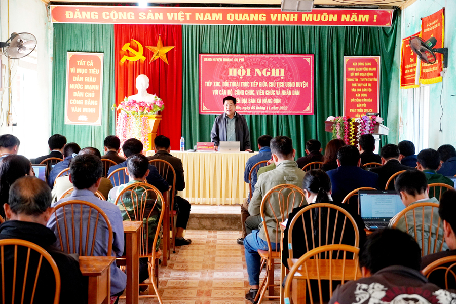 Chủ tịch UBND huyện Thèn Ngọc Minh tiếp xúc, đối thoại với người dân xã Nàng Đôn.