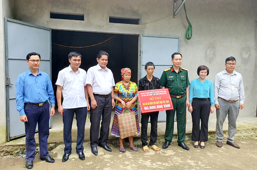 Trao hỗ trợ  kinh phí làm nhà cho hộ gia đình người có công, cựu chiến binh nghèo, hộ nghèo tại xã Ngọc Minh (Vị Xuyên).