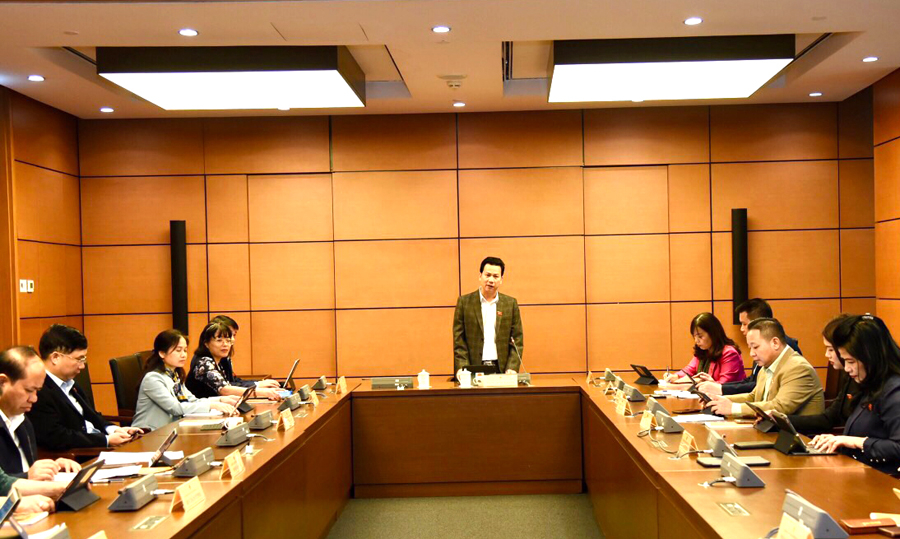 Bí thư Tỉnh ủy Đặng Quốc Khánh chủ trì thảo luận tại tổ 3
