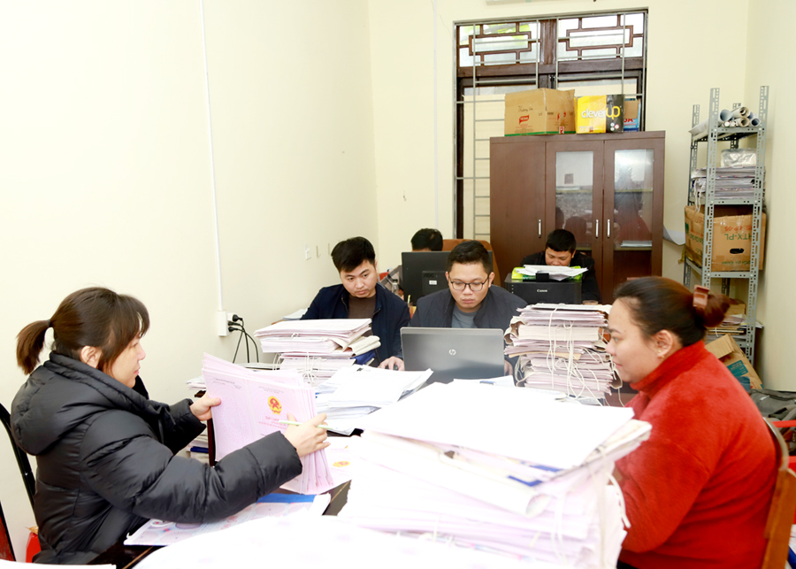 Cán bộ Văn phòng Đăng ký đất đai tăng cường hỗ trợ Chi nhánh huyện Vị Xuyên xử lý hồ sơ chuyển cơ quan thuế.
