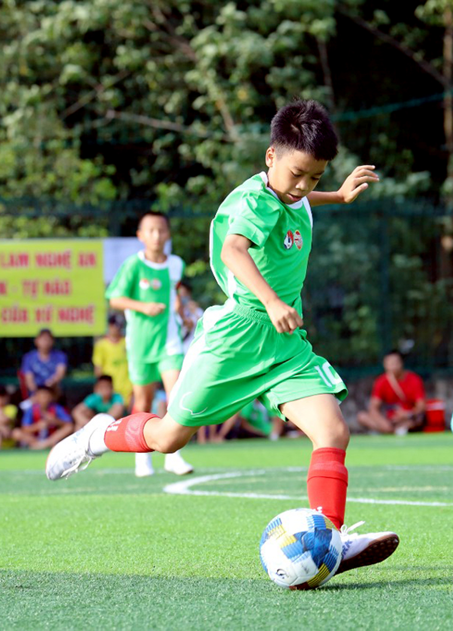 Cầu thủ Lò Thiết Lâm, tuyển U11 Hà Giang tham gia Giải Bóng đá Nhi đồng toàn quốc năm 2022.
