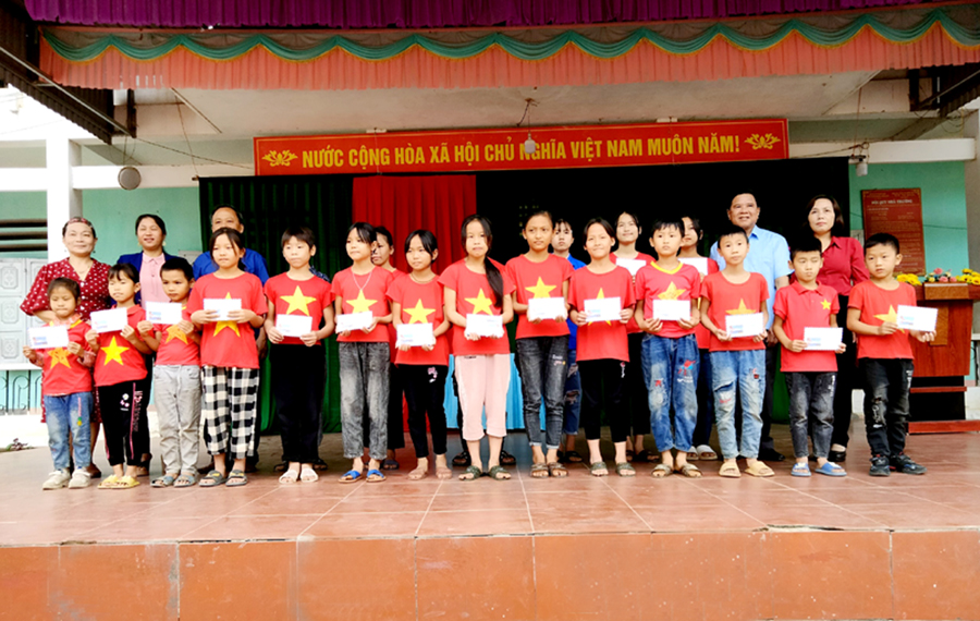 Lãnh đạo Hội Khuyến học tỉnh tặng quà học sinh Trường PTDT bán trú Tiểu học và THCS Thượng Bình (Bắc Quang).
