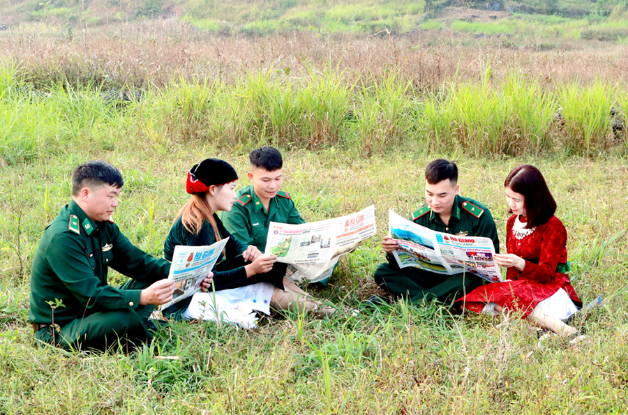 Ấn phẩm Báo Hà Giang đến với cán bộ, chiến sỹ và nhân dân khu vực biên giới.
