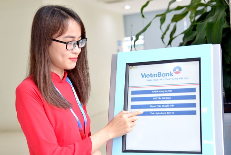 Nhân viên VietinBank bấm số thứ tự khách hàng giao dịch.
