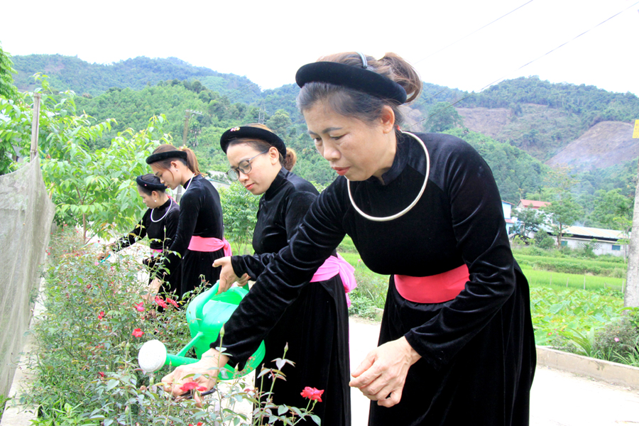 Phụ nữ thôn Làng Nùng, xã Đạo Đức (Vị Xuyên) trồng hoa làm đẹp cảnh quan.