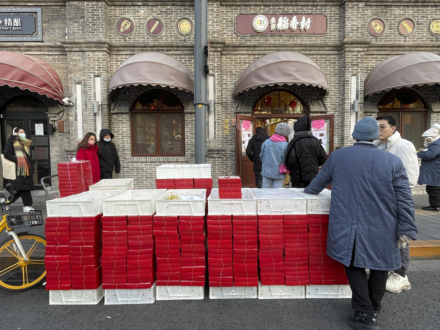 Người dân xếp hàng chờ mua bánh tại hiệu bánh nổi tiếng Daoxiangcun (Bắc Kinh, Trung Quốc).