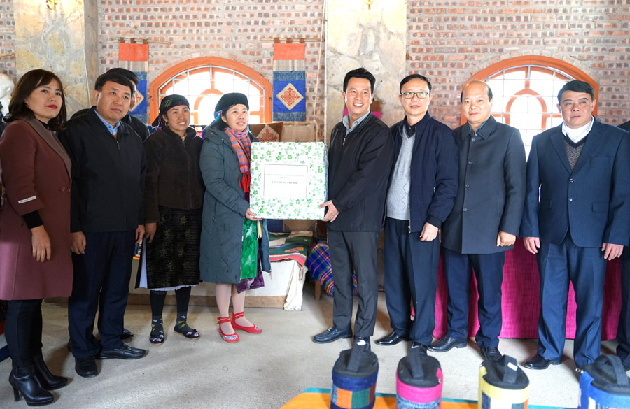 Bí thư Tỉnh ủy Đặng Quốc Khánh và các đồng chí lãnh đạo tỉnh cùng đoàn công tác tặng quà HTX thêu dệt lanh Sà Phìn tại thôn Sà Phìn A, xã Sà Phìn 