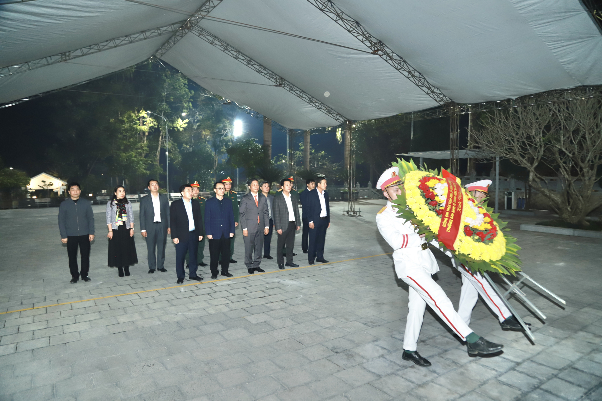 Đoàn dâng lẵng hoa, dâng hương và dành phút mặc niệm tưởng nhớ các AHLS tại Nghĩa trang liệt sĩ quốc gia Vị Xuyên
