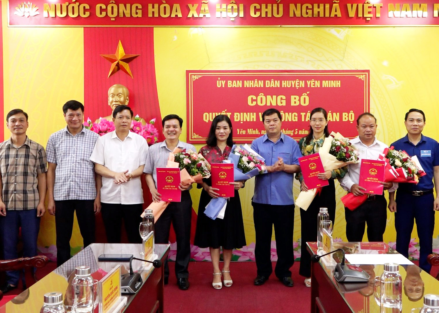 Thường trực UBND huyện Yên Minh trao quyết định và tặng hoa các đồng chí được luân chuyển, điều động, bổ nhiệm năm 2022.