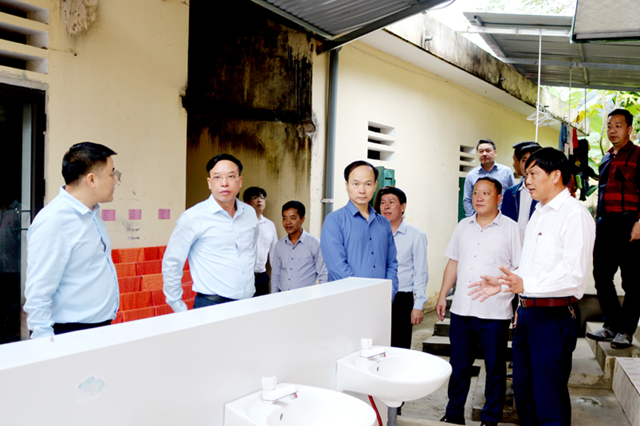 Lãnh đạo huyện Quản Bạ kiểm tra tiến độ dự án nâng cấp tuyến đường từ thị trấn Tam Sơn vào Làng văn hóa du lịch cộng đồng thôn Nặm Đăm.