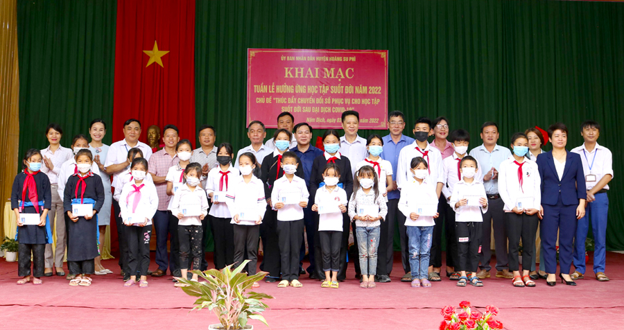 Lãnh đạo huyện Hoàng Su Phì tặng quà học sinh có thành tích xuất sắc tại Tuần lễ hưởng ứng học tập suốt đời năm 2022.