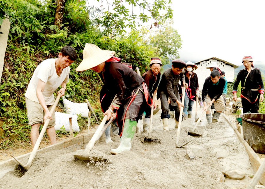 Người dân thôn Nà Ngù, xã Ngam La (Yên Minh) làm đường bê tông Nông thôn mới. 					         Ảnh: Duy Tuấn