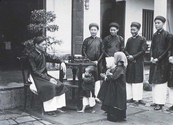 Con cháu chúc Tết các bậc bề trên trong một gia đình Việt hồi đầu thế kỷ 20. (Ảnh tư liệu)