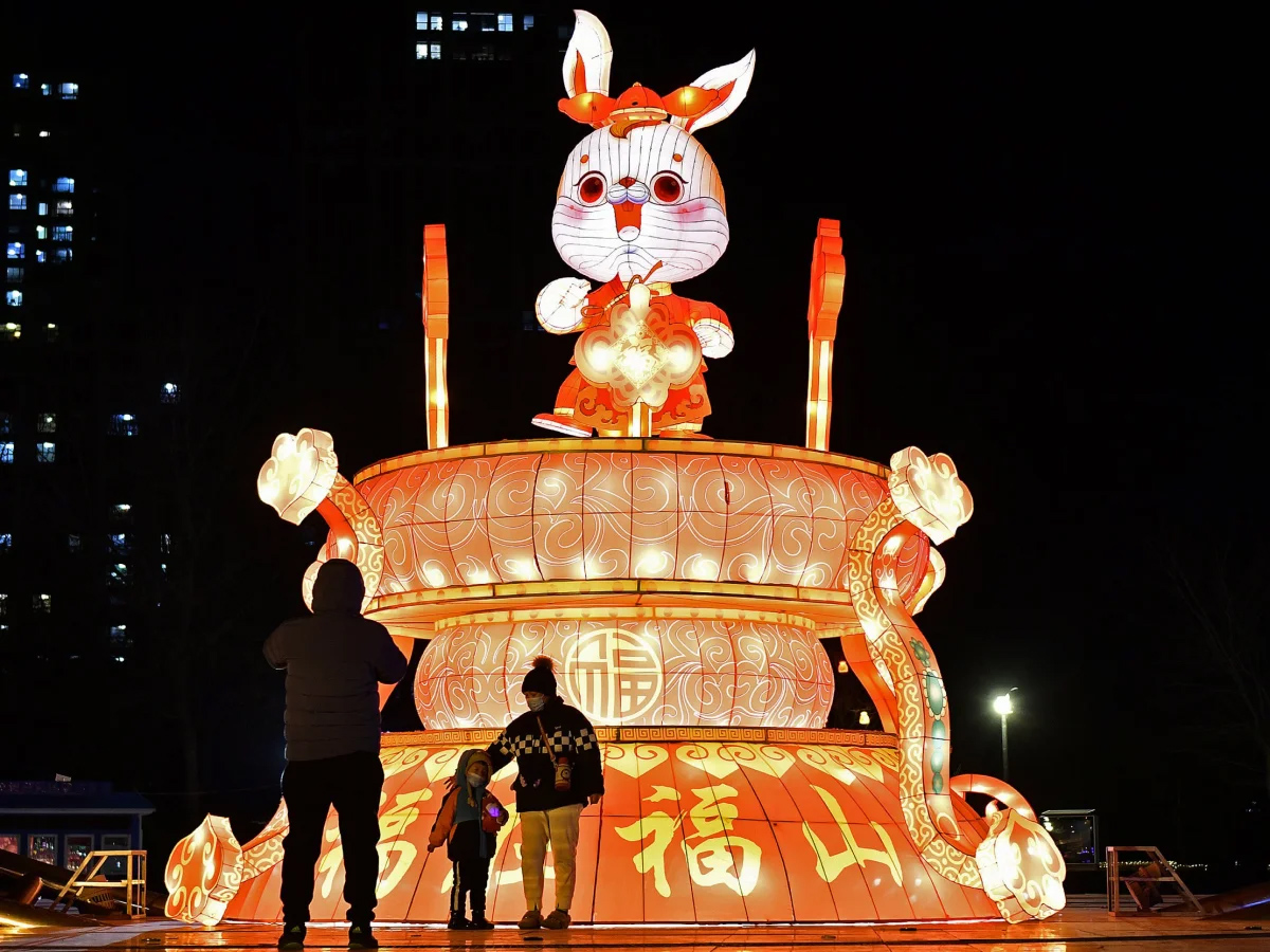 Đèn lồng thỏ kích cỡ lớn tại Yên Đài (Sơn Đông, Trung Quốc).